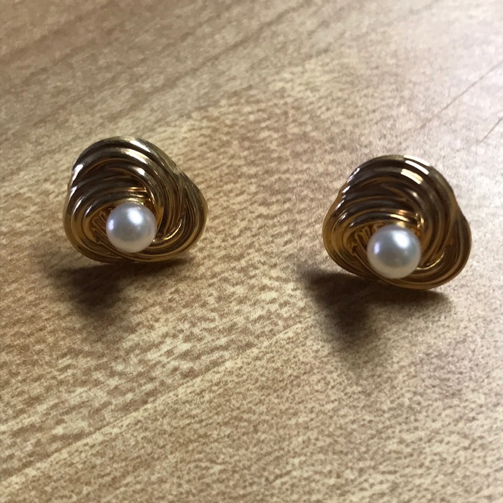 Gold/pearl earrings